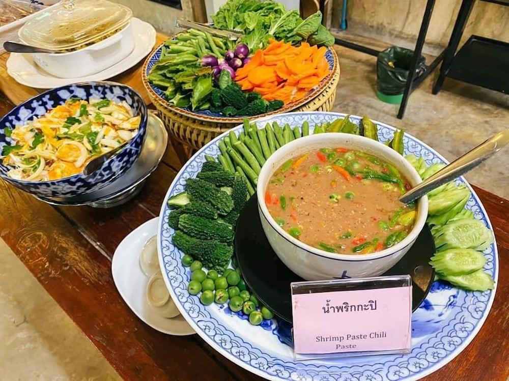 华富里府普拉维斯酒店 Lop Buri 外观 照片