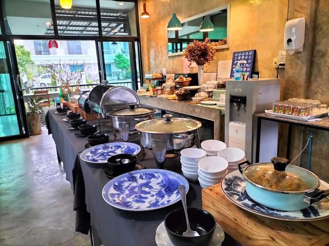 华富里府普拉维斯酒店 Lop Buri 外观 照片
