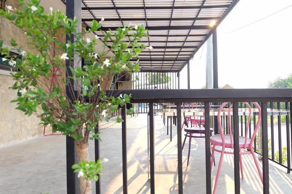 华富里府普拉维斯酒店 Lop Buri 外观 照片